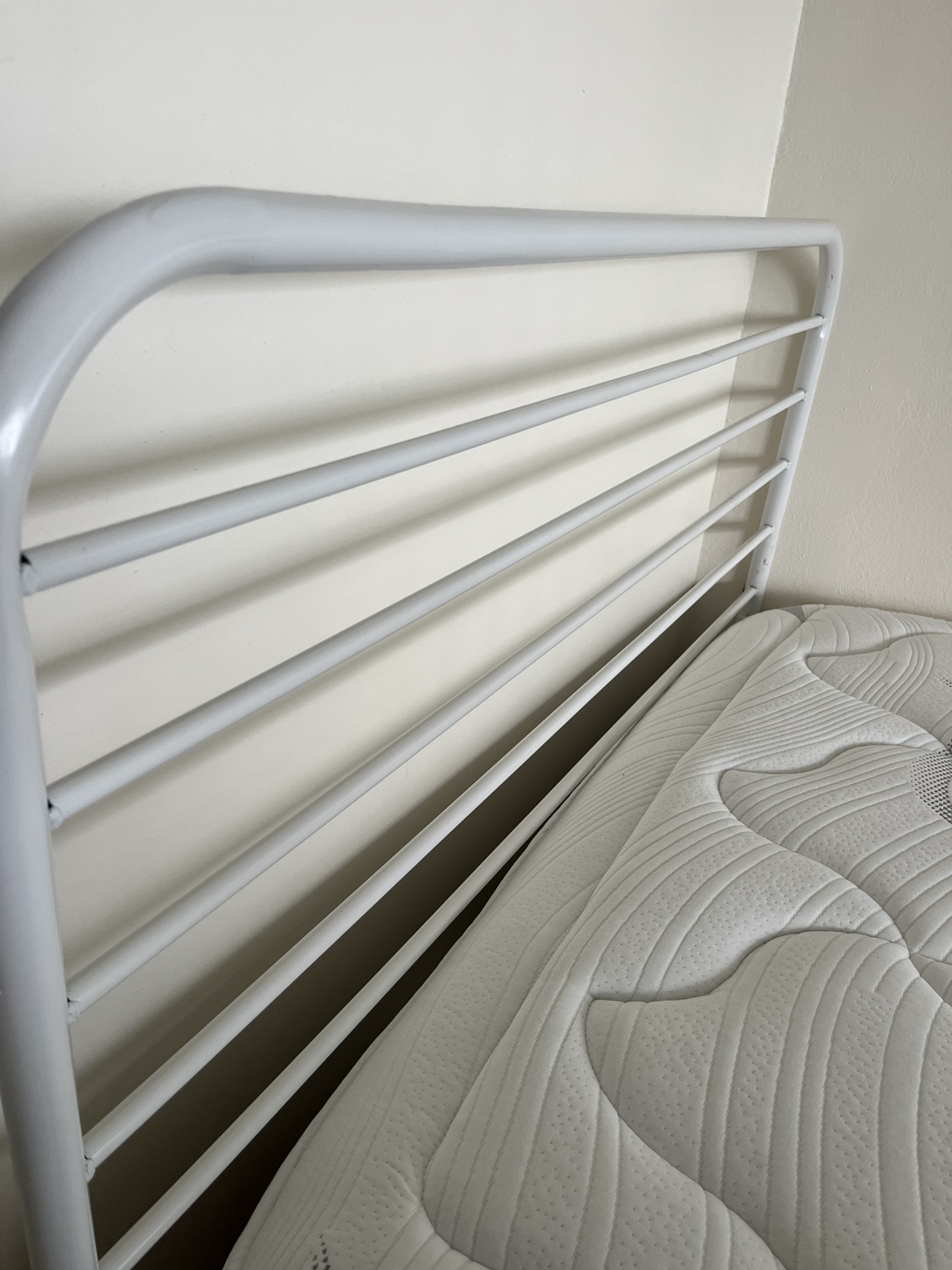 Bed and bedframe - photo 4