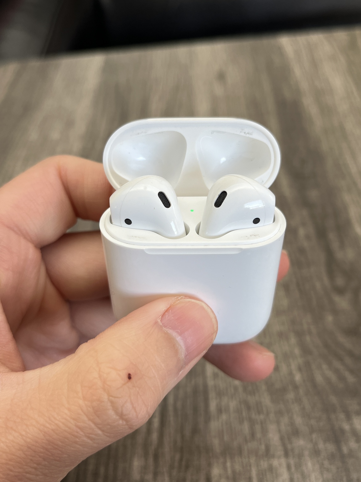 AirPods Gen 2 (Used) w/wireless charging case (A2031) thumbnail