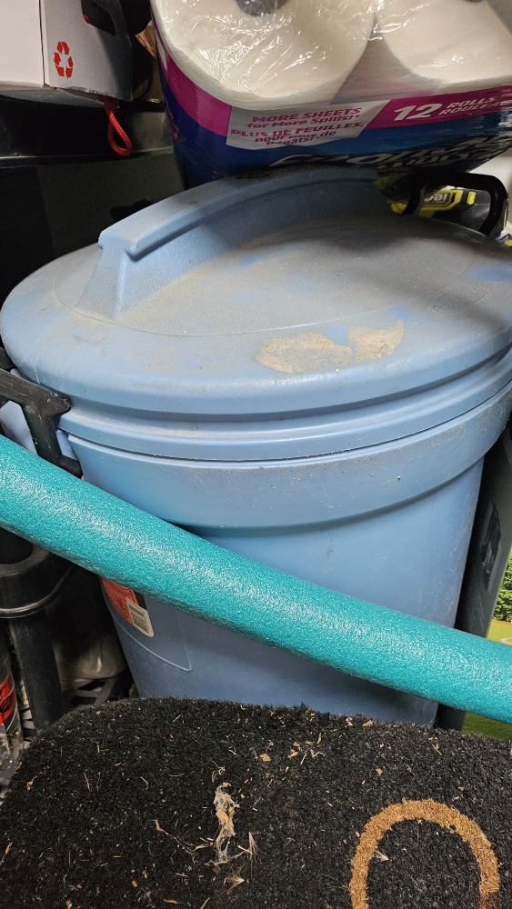 Rubbermaid Roughneck Trash Bin image indicator(2)