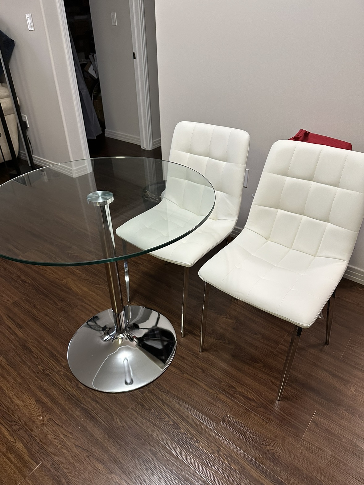 Round Glass Table w/2 chairs image indicator(2)