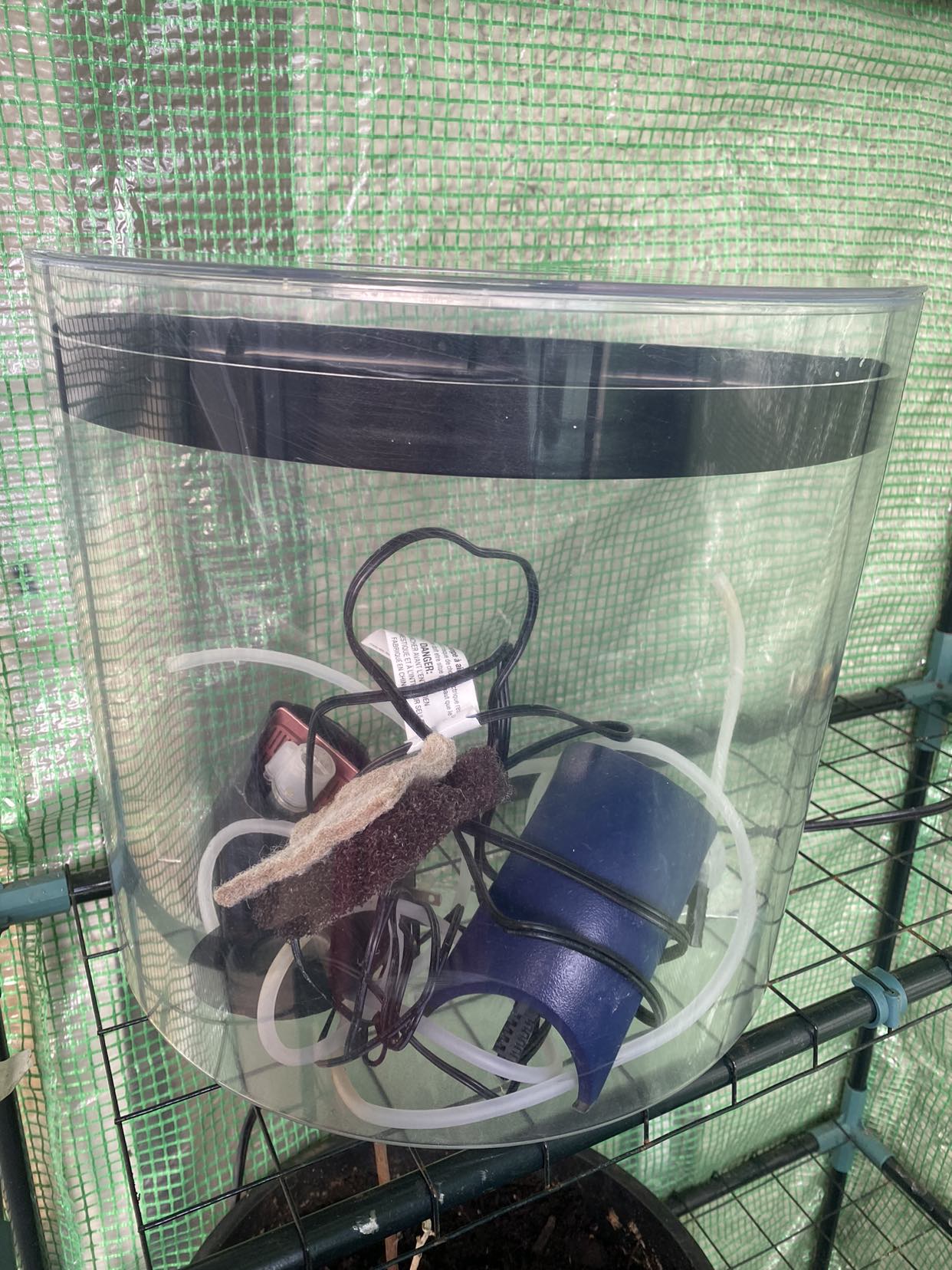 3 gallon Half moon shaped fish tank - photo 3