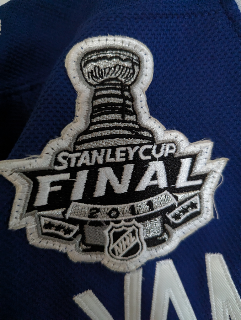 Rbk Vancouver Canucks 
NHL Hockey Jersey 
Youth X/XL image indicator(3)