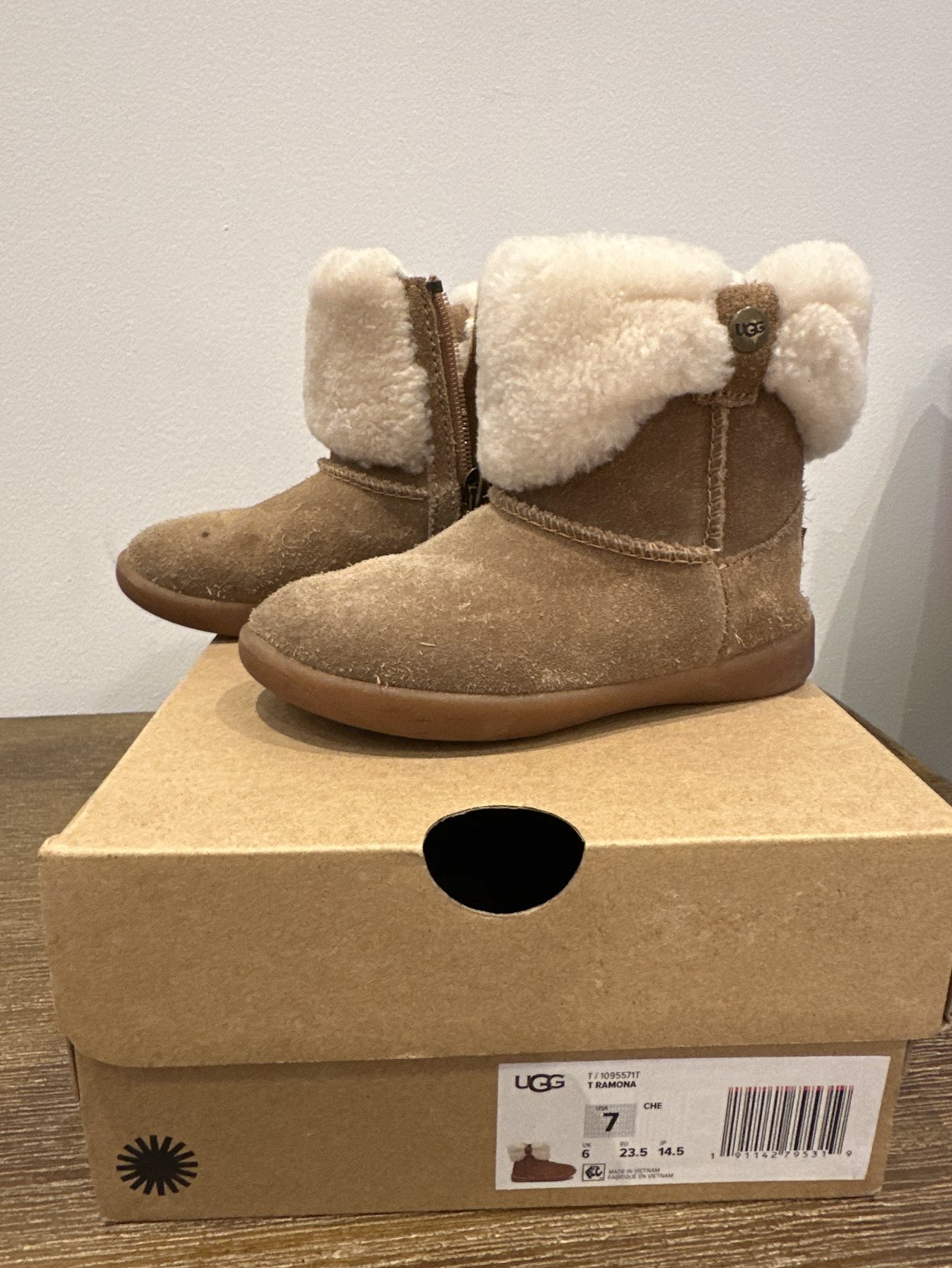 Toddler Ugg boots size 7 image indicator(5)