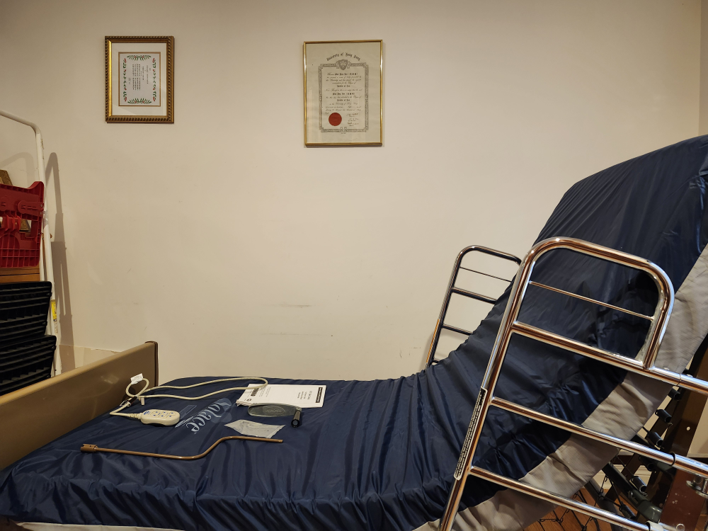 Hospital Bed - photo 4