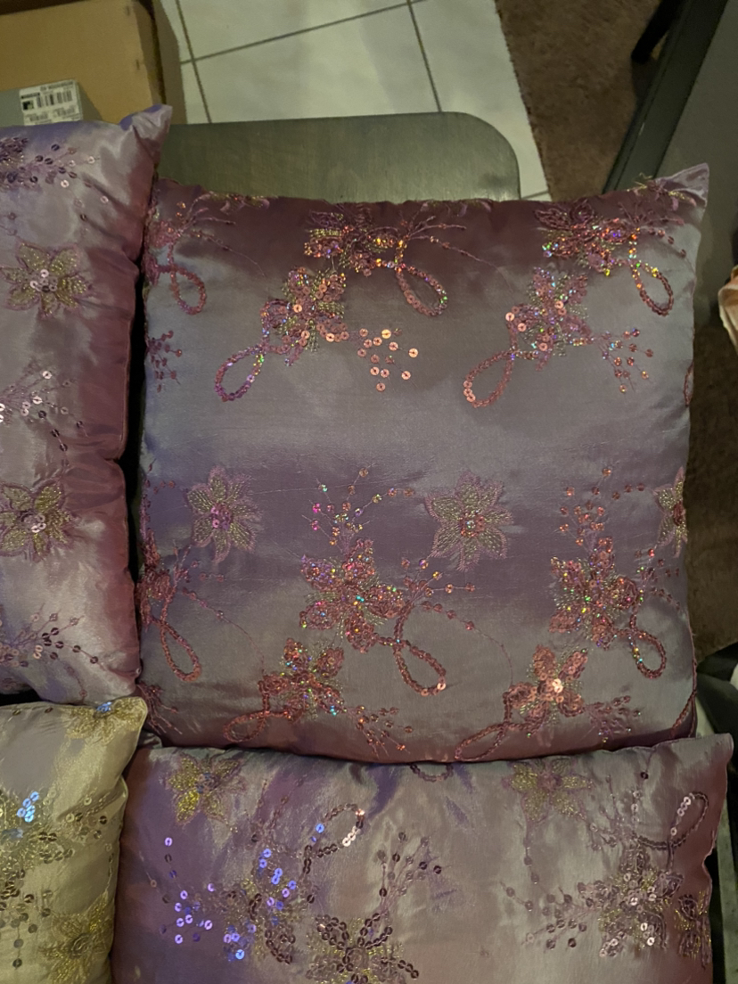 Sequince throw pillows image indicator(3)