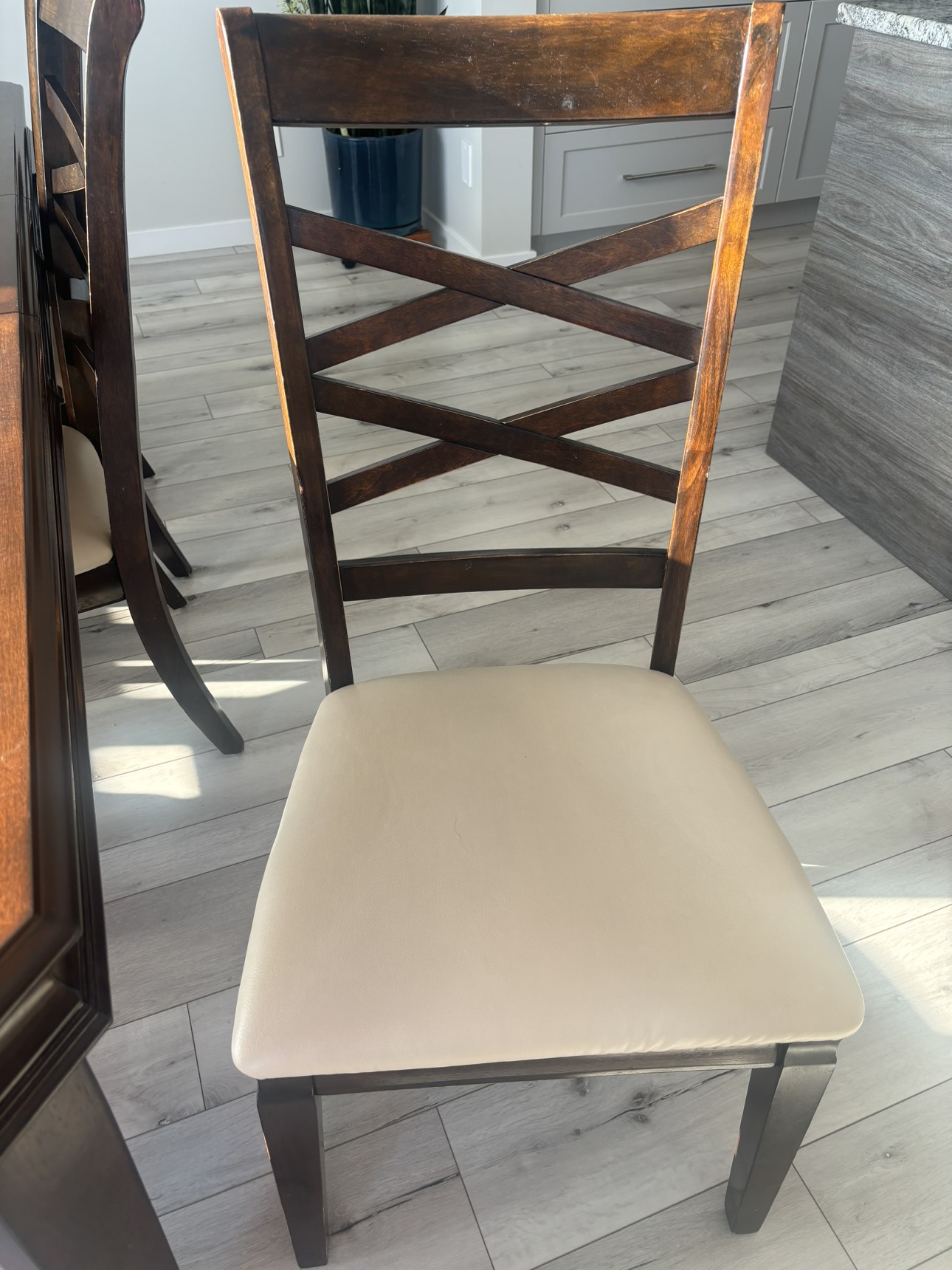 Dining table set with six chairs. (In high demand) - photo 3