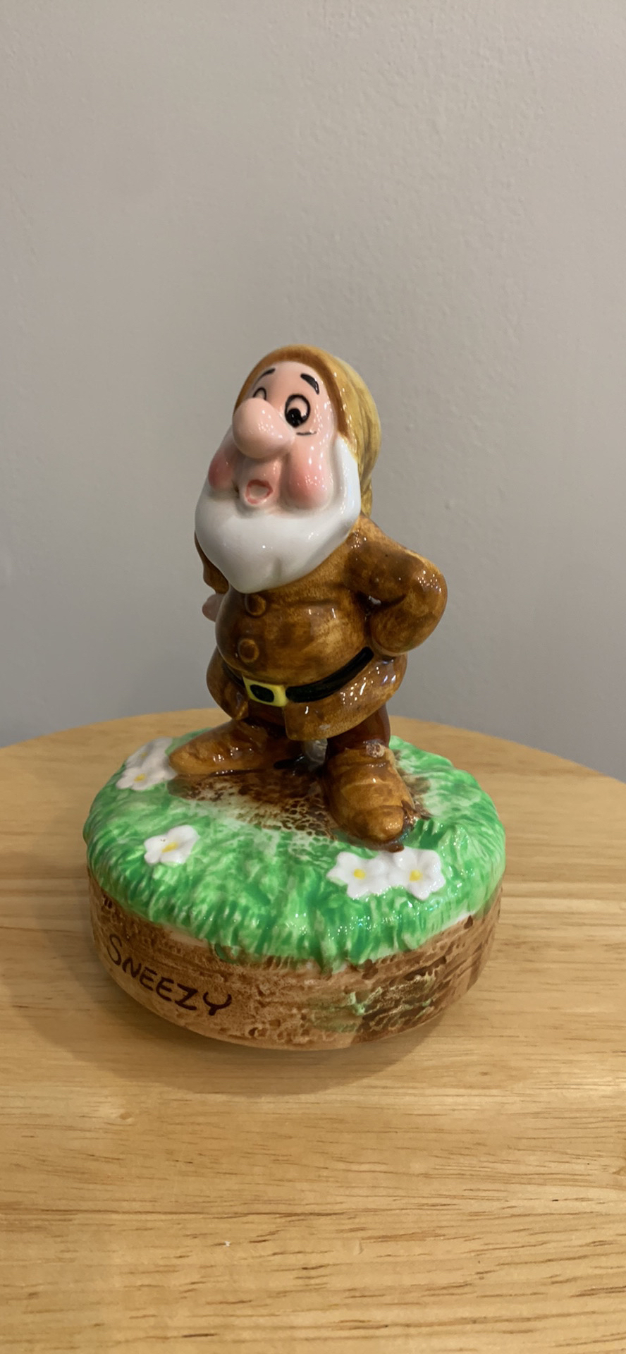 Vintage 1984 Schmid Music Figurine Walt Disney Sneezy image indicator(3)