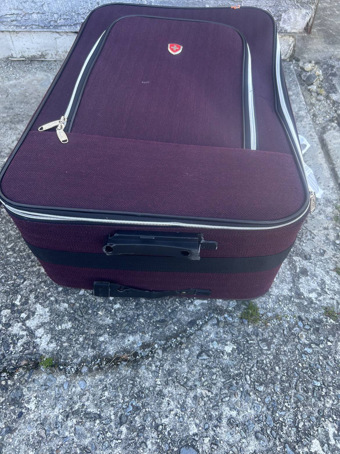 2 luggages , good condition, wheel broke - photo 5