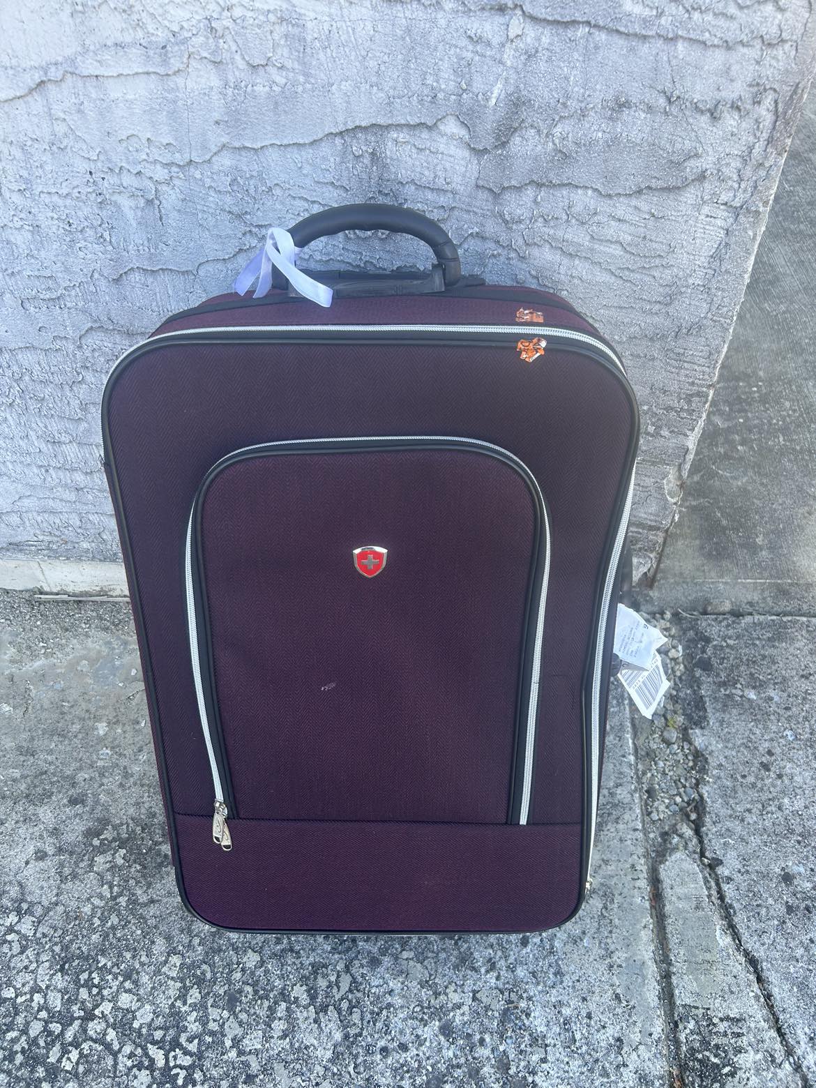 2 luggages , good condition, wheel broke - photo 4