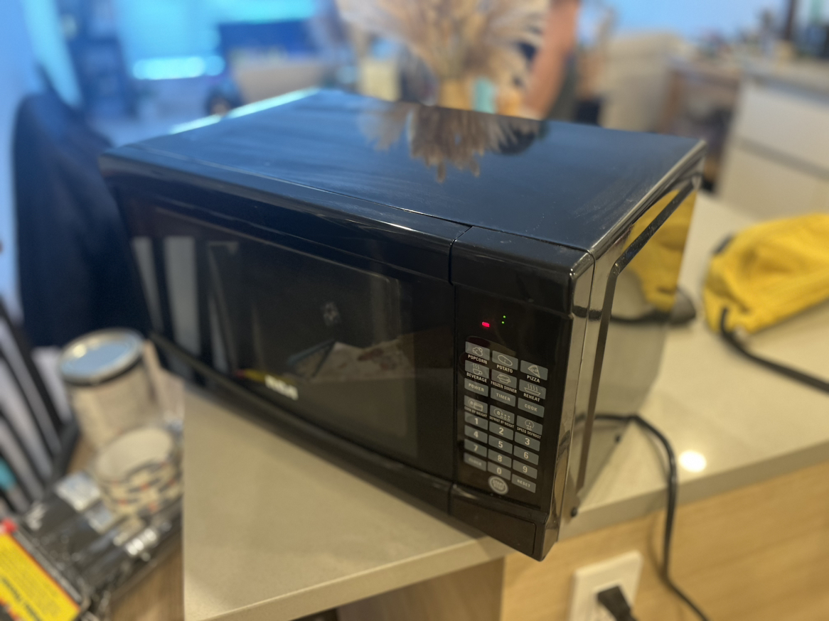 NEW counter-top RCA Microwave 700W 0.7cu.ft. - photo 4