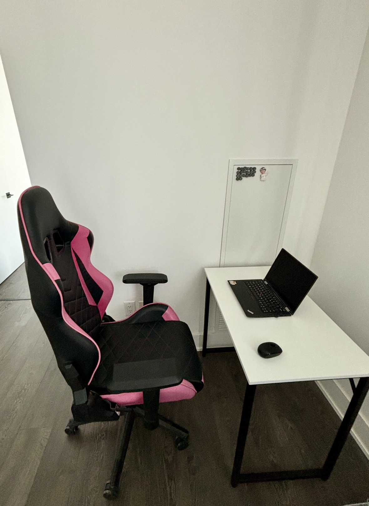 Pink and black gaming chair + Desk
