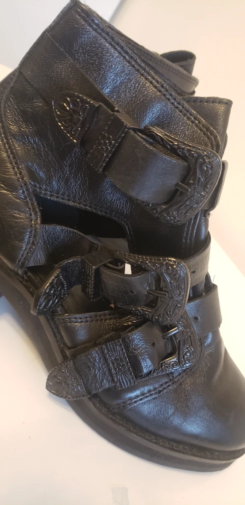 Black Leather Strappy Cutout Booties - Western Punk - Size 7 image indicator(6)