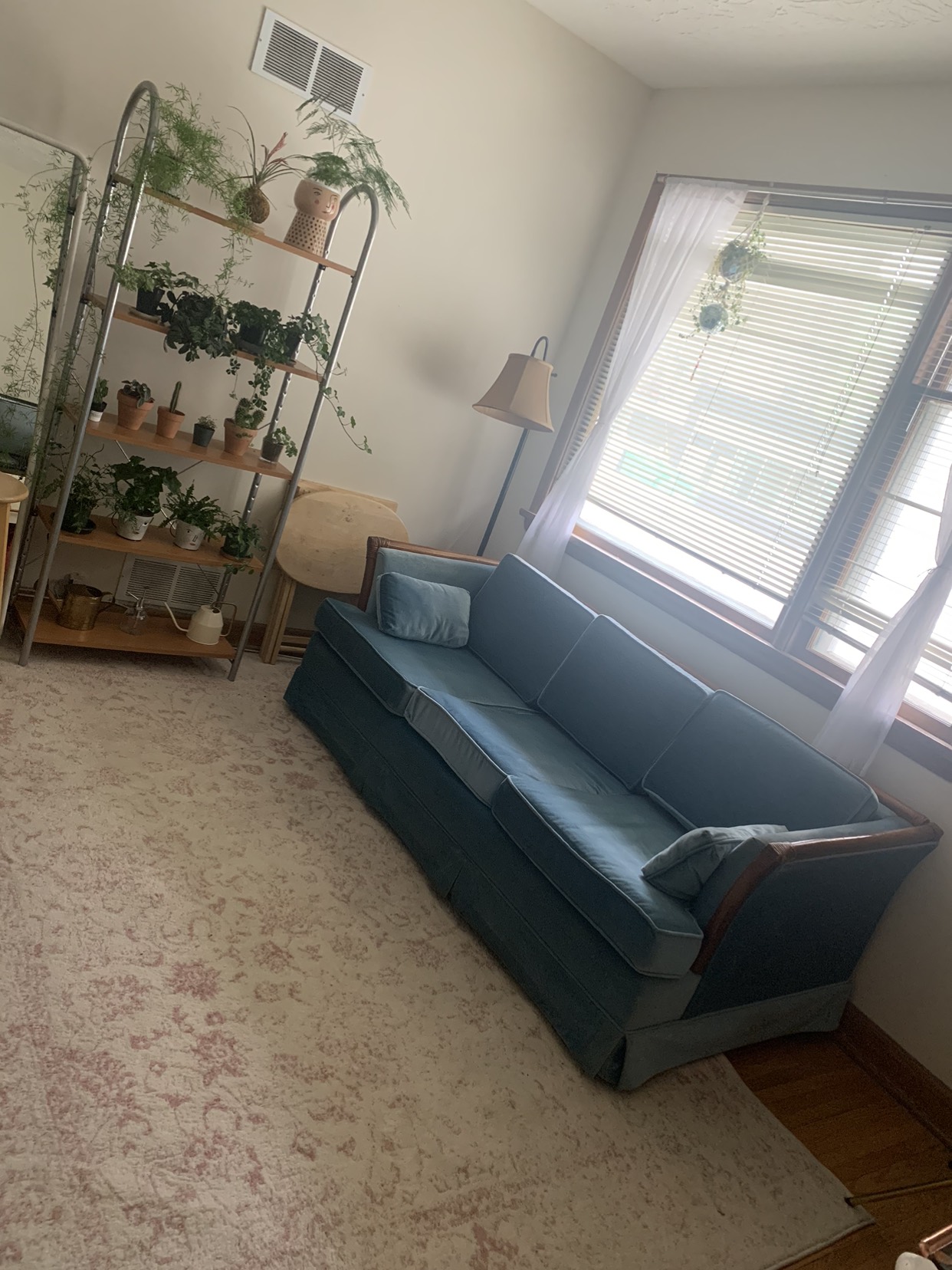 Vintage MCM blue velvet pullout couch with teal accents - photo 2