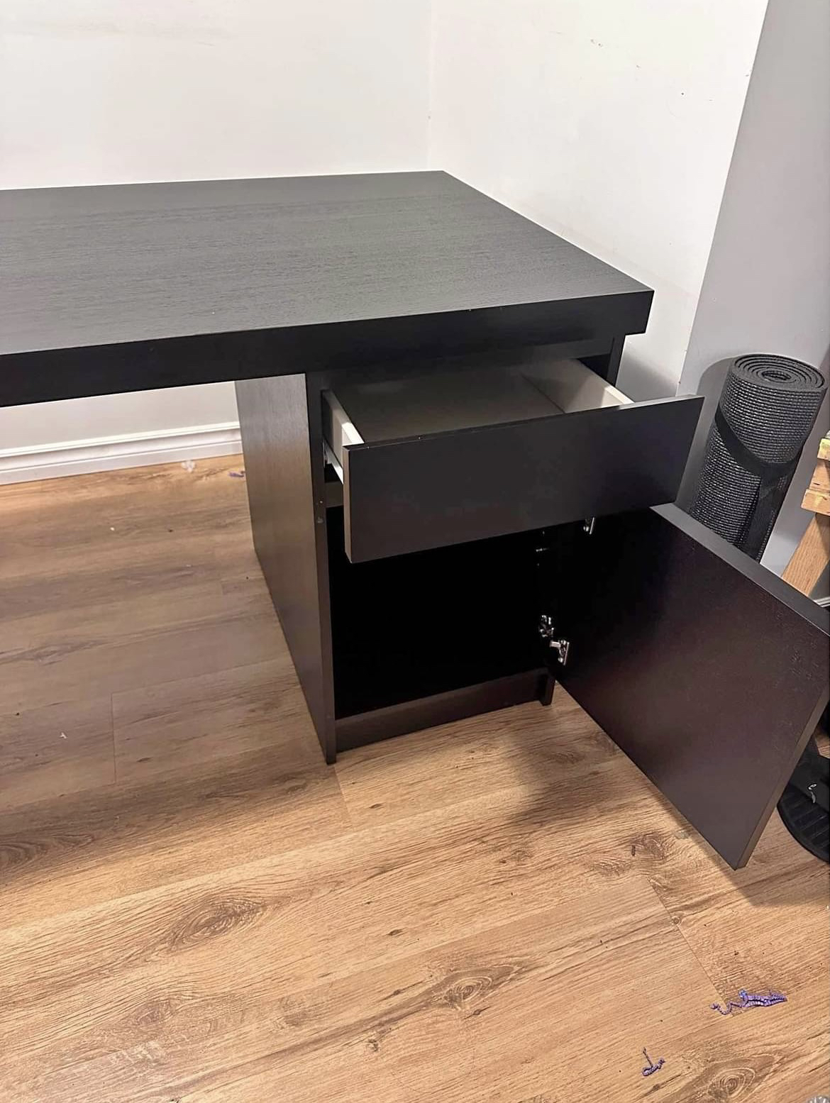Desk - photo 3