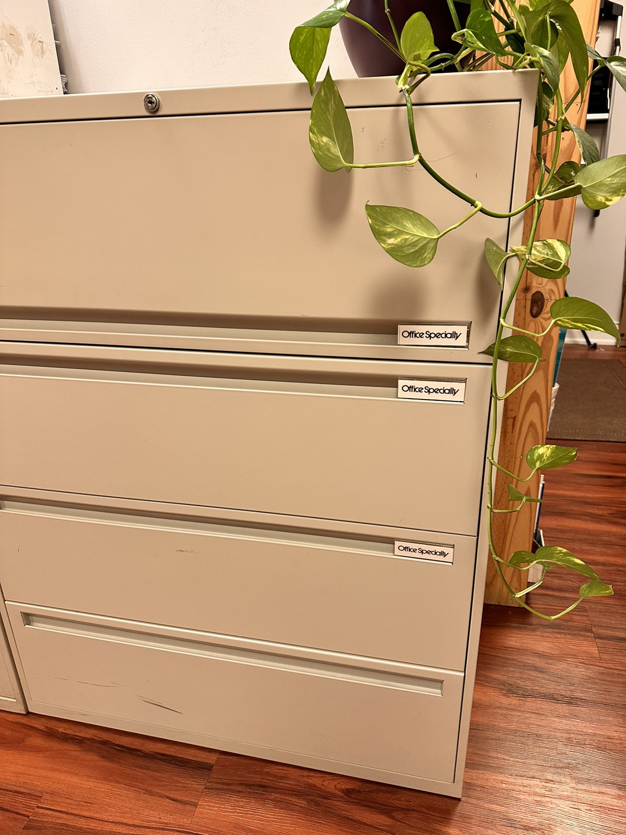 Large 4 drawer filing cabinet, excellent condition - photo 4
