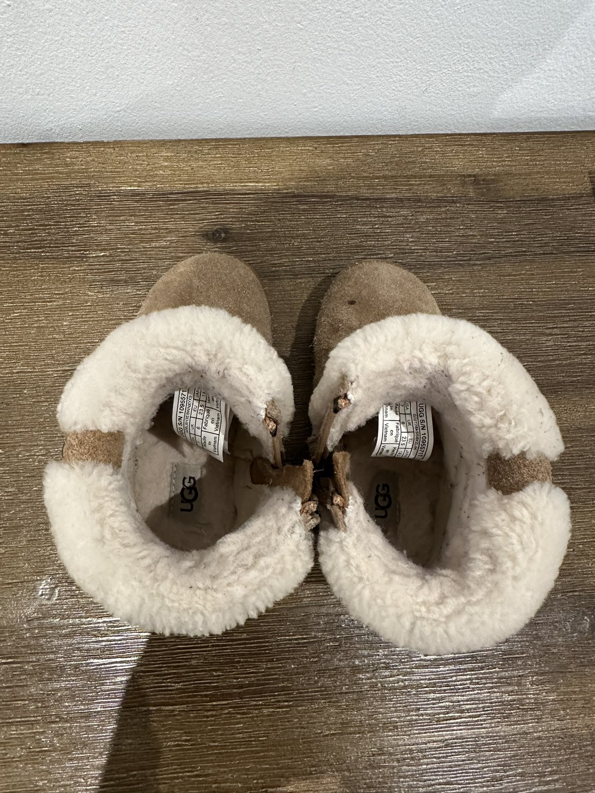 Toddler Ugg boots size 7 image indicator(3)