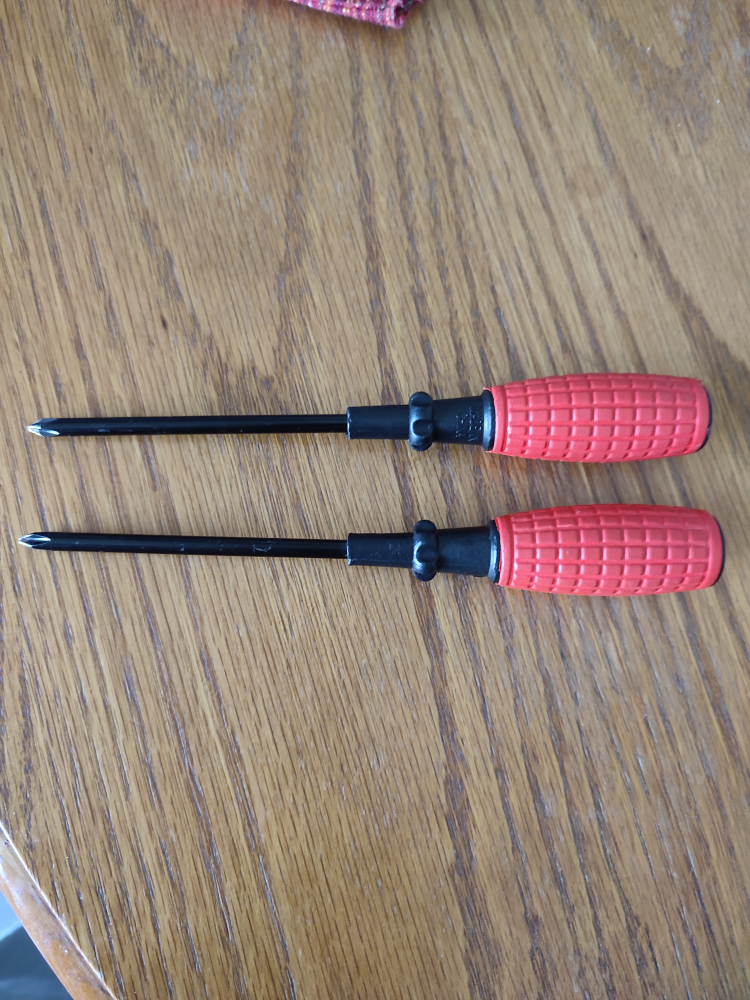 2 cros 🪛 screwdrivers (used) , 🥕