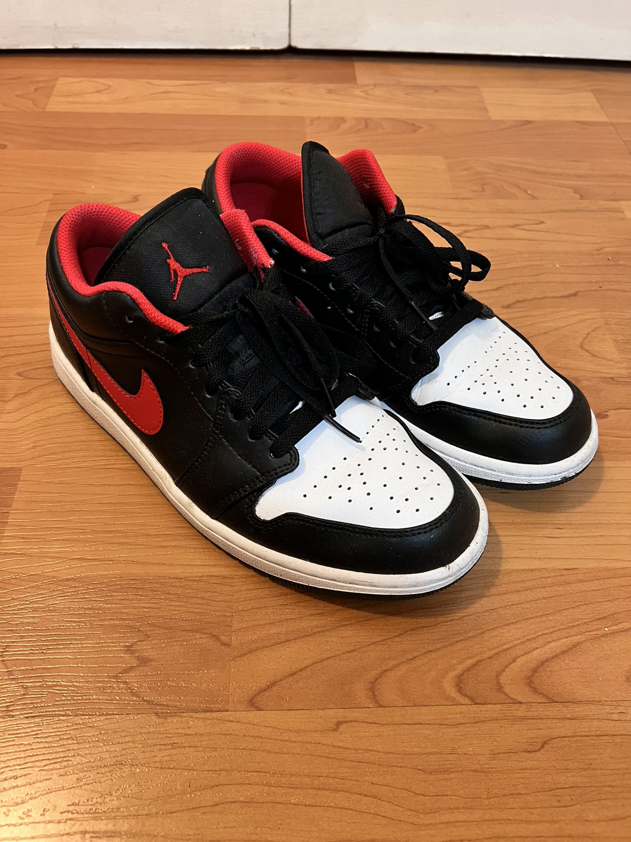 Jordan 1 low Black/Fire Red-White