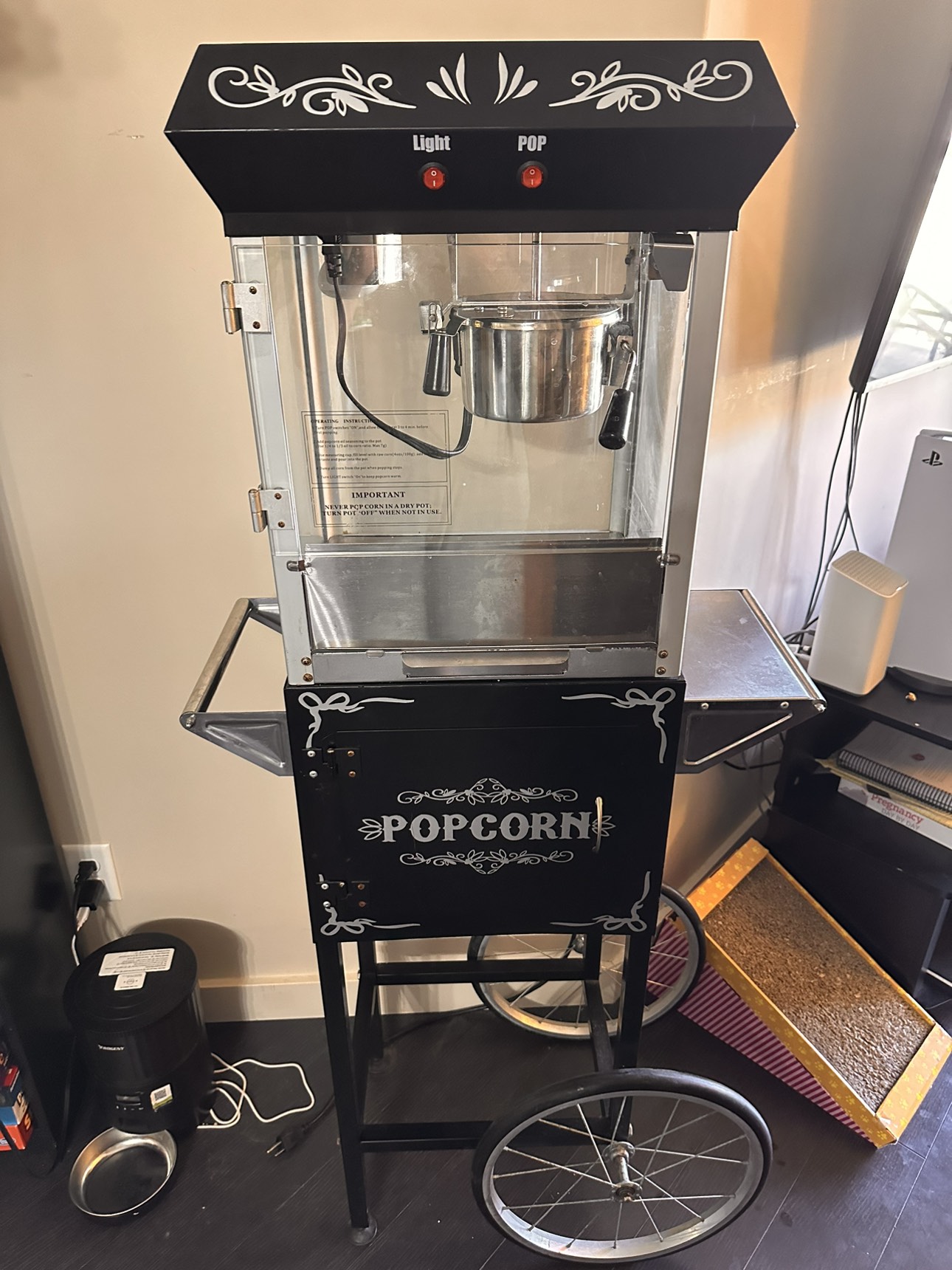 Popcorn machine with popcorn supplies