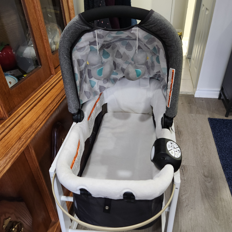 Baby bassinet with stand - photo 3
