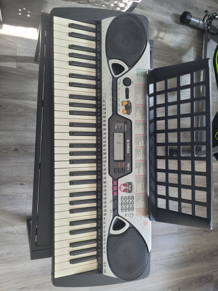 YAMAHA KEYBOARD WITH STAND - photo 3
