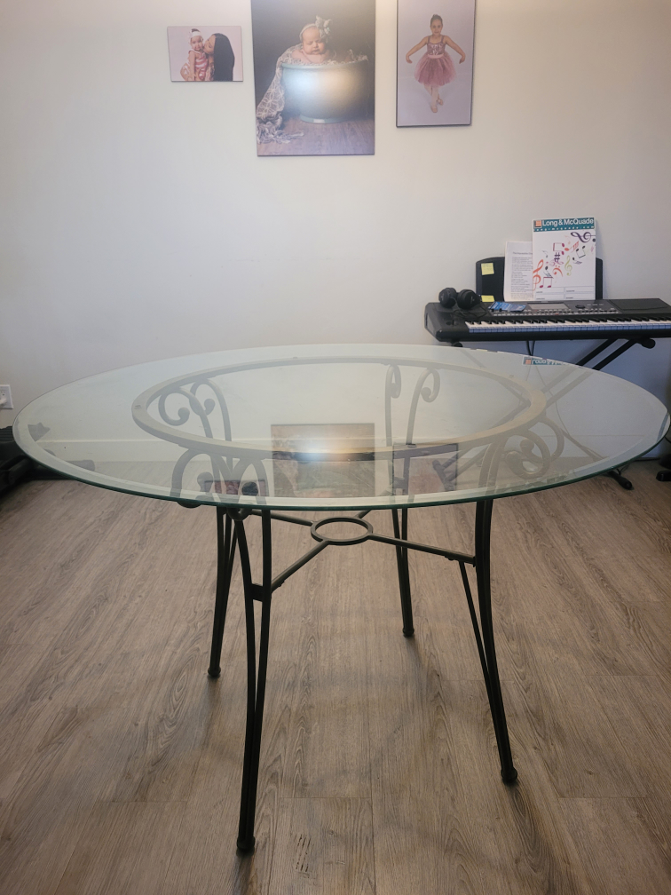 Round 4-person Dining Table