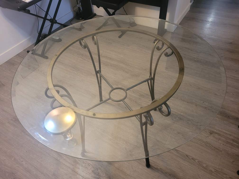 Round 4-person Dining Table - photo 2