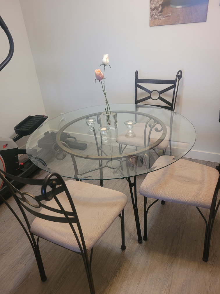 Round 4-person Dining Table - photo 3