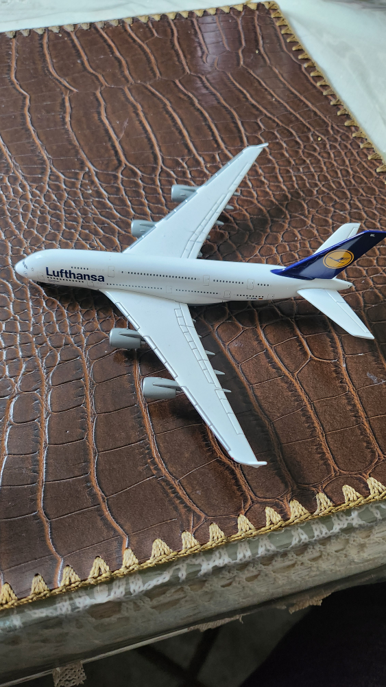 Lufthansa Model Plane thumbnail