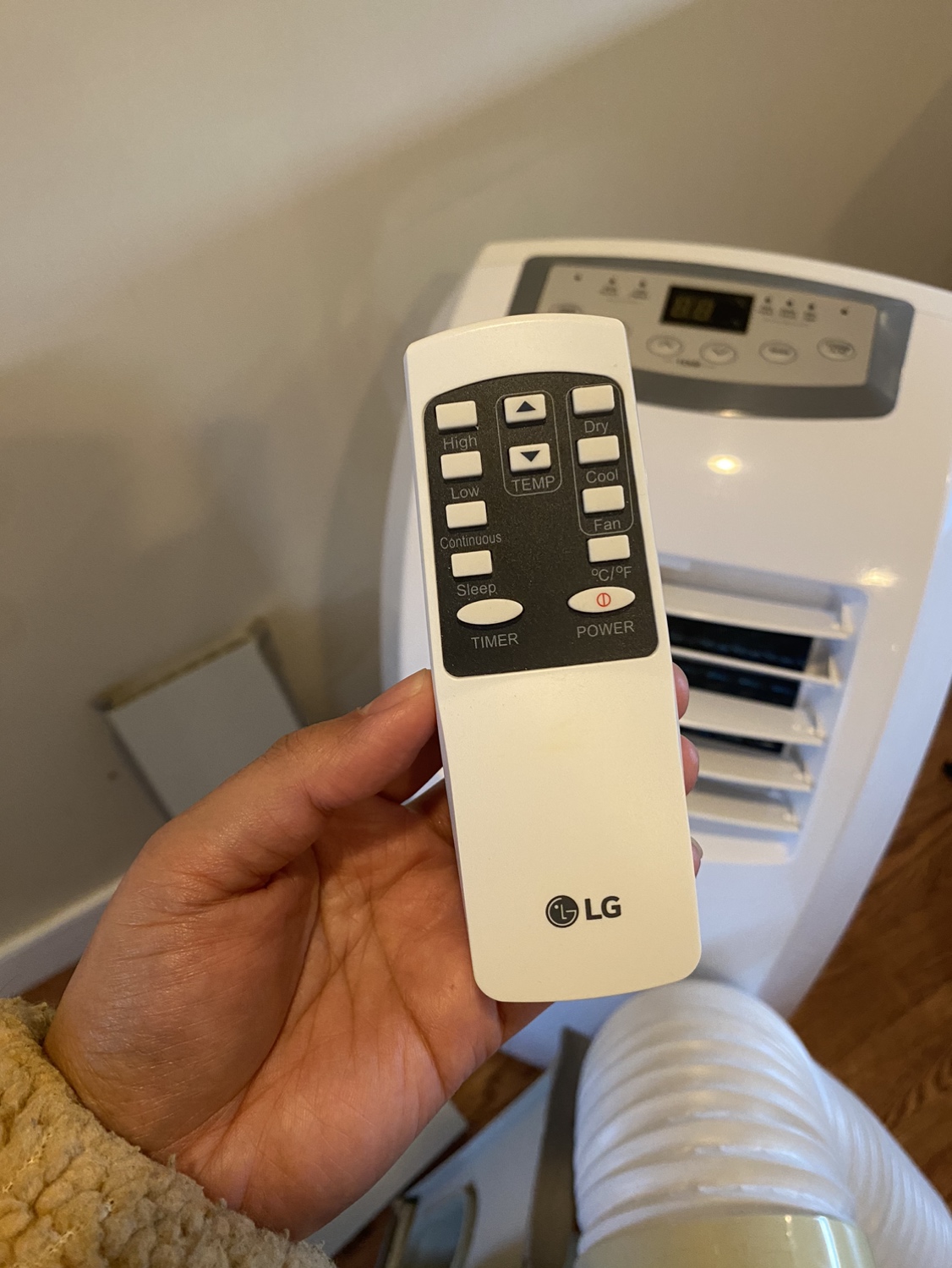 Excellent LG portable aircon with remote and hose - photo 2