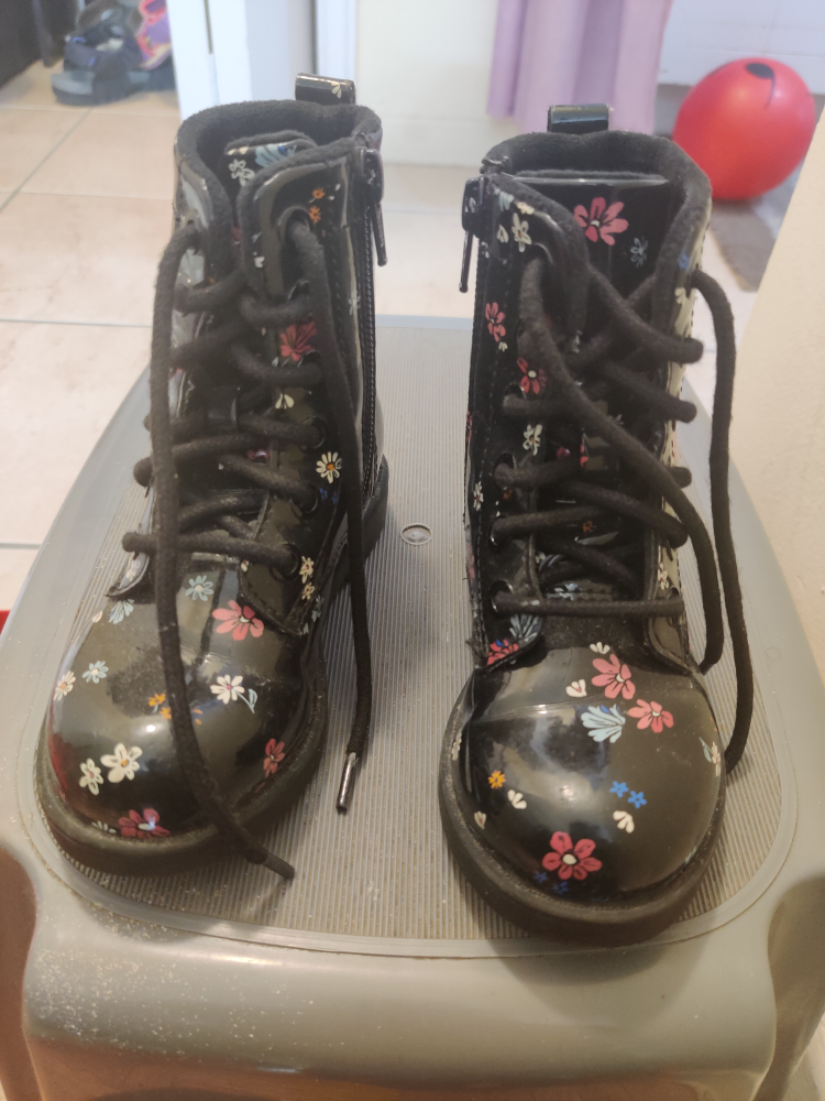 #freecycle Kids shoes size US8 image indicator(2)