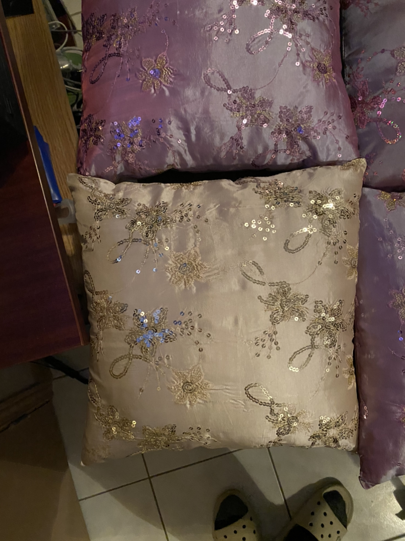 Sequince throw pillows image indicator(2)