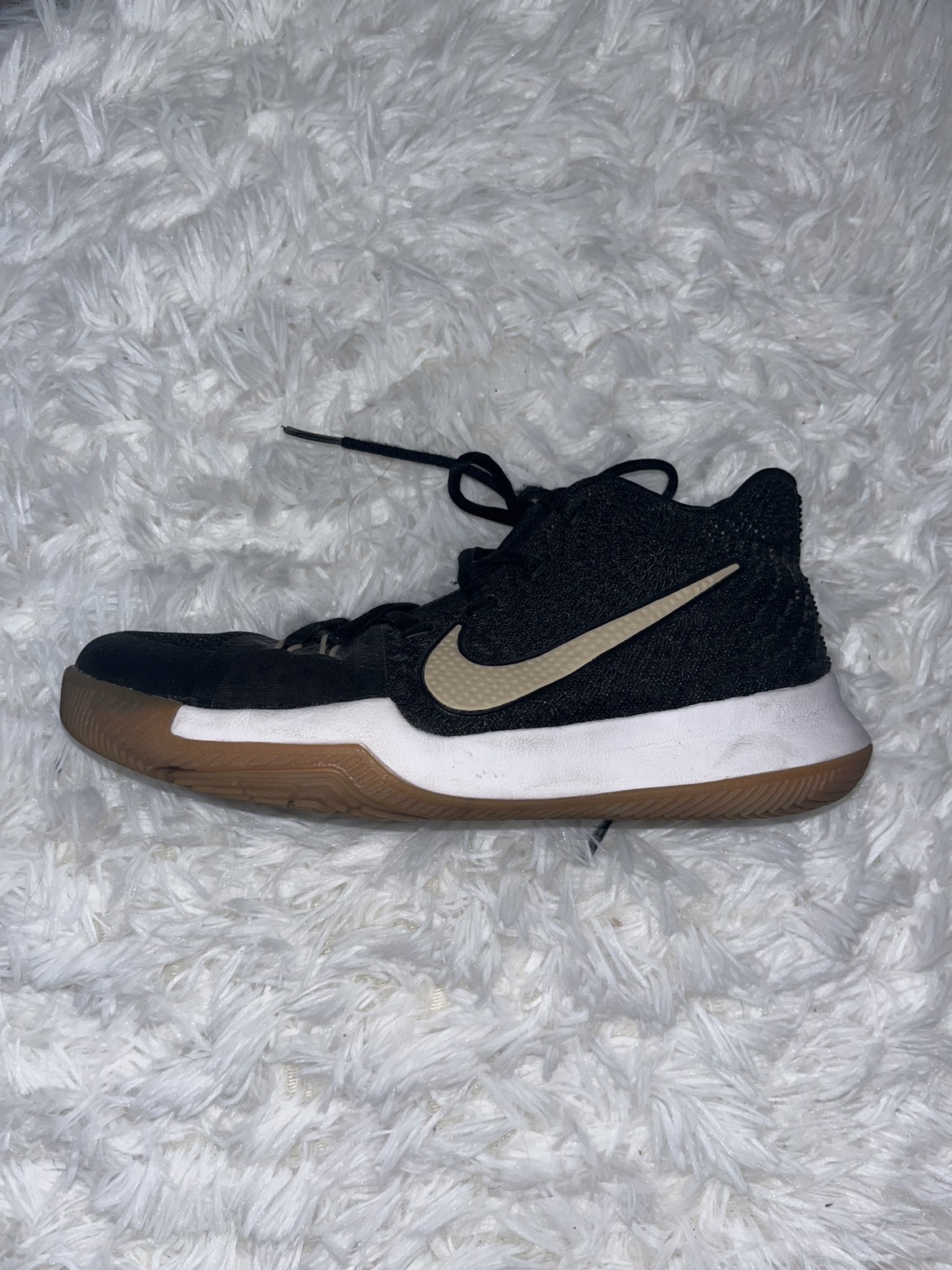 6Y Kyrie 3’s “Badge of Honor” image indicator(2)