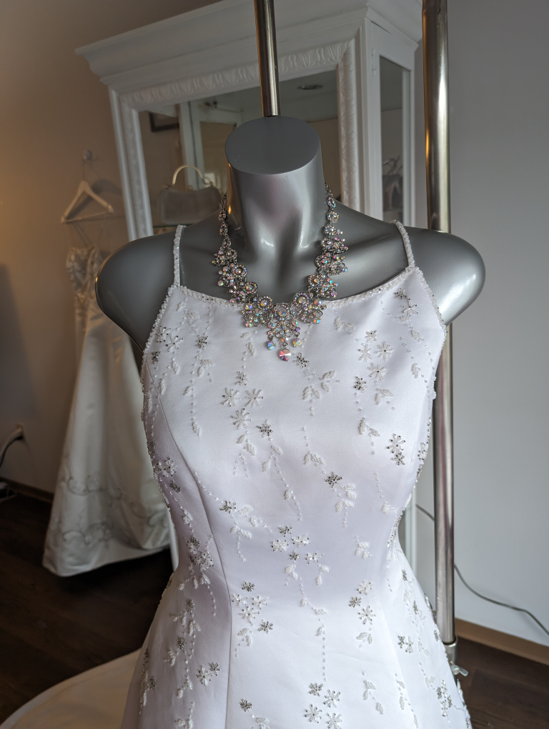 Women's wedding dress all white with silver and white  beads - photo 2