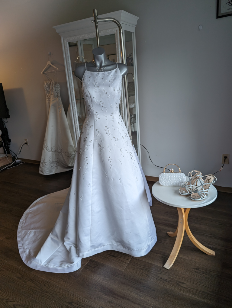 Women's wedding dress all white with silver and white  beads - photo 5
