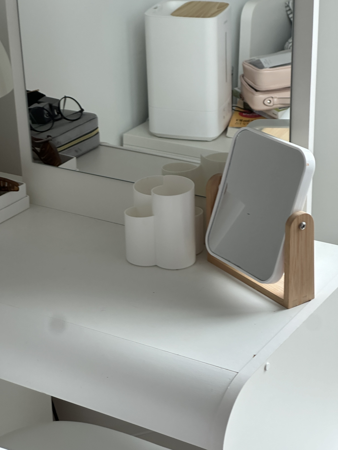 Makeup vanity + chair - photo 2