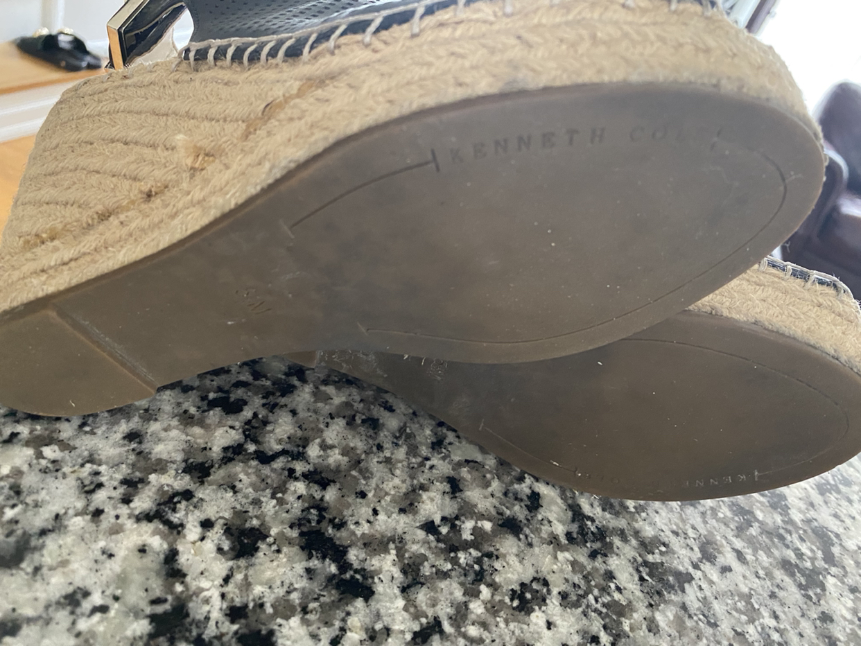 Kenneth Cole Blue suede and black leather pumps size 5. image indicator(9)