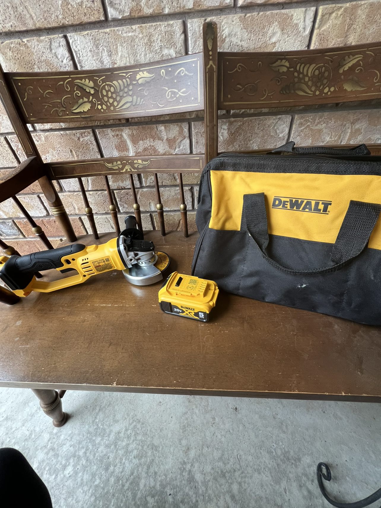Dewalt 4-1/2” grinder with Battery 20V MAX Lithium Ion