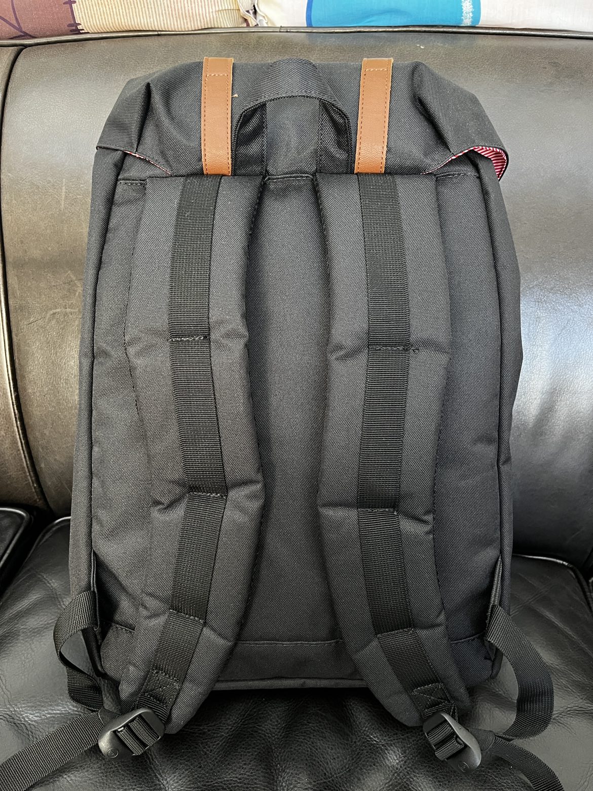 Like new Black Herschel Retreat 19.5L Custom Bagpack image indicator(2)