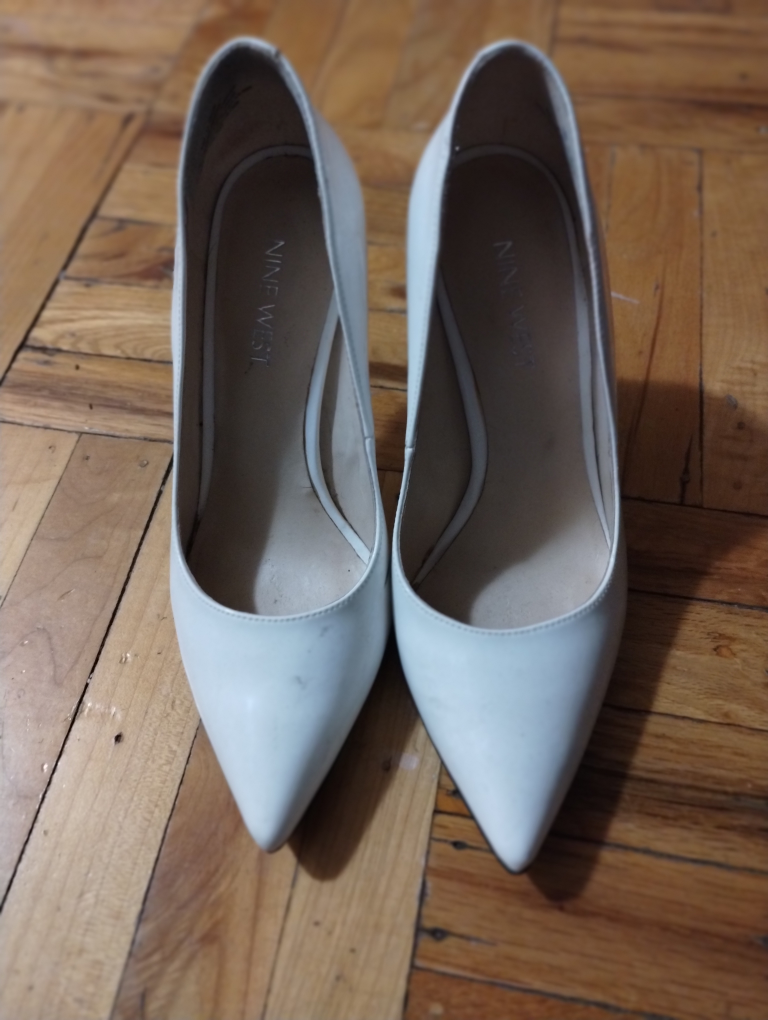 Nine West women's white heels 5 1/2 image indicator(2)