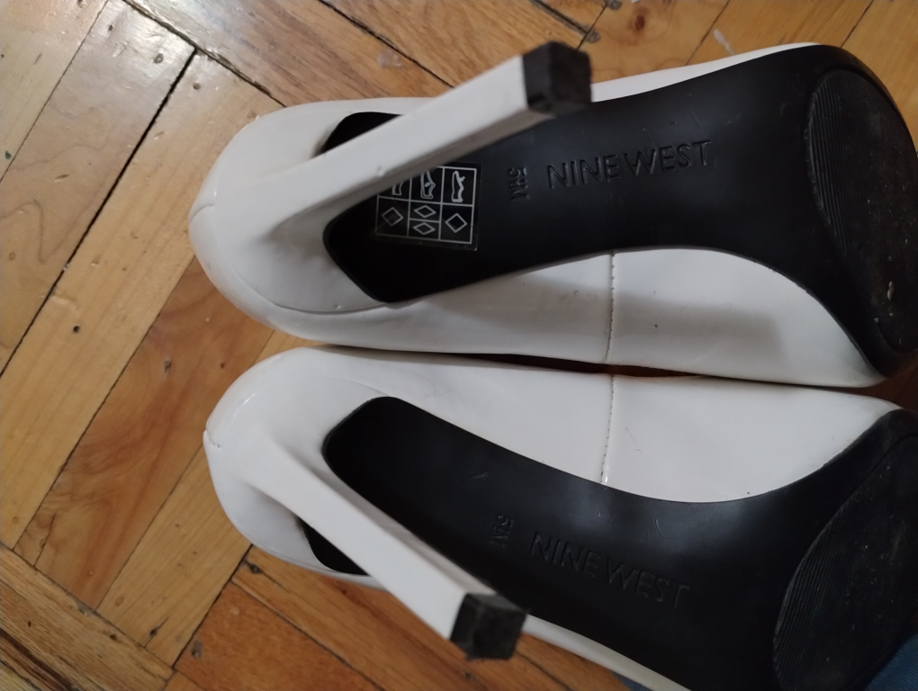 Nine West women's white heels 5 1/2 image indicator(3)