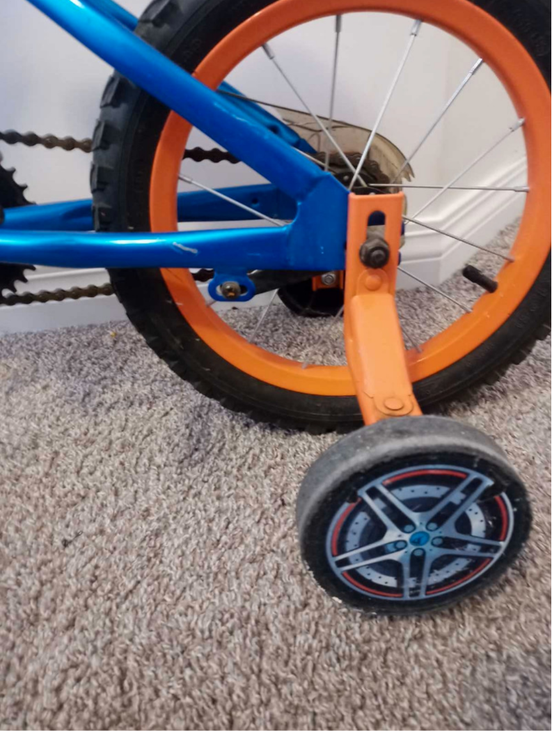 Hotwheels Kids Bike With Training Wheels - photo 4