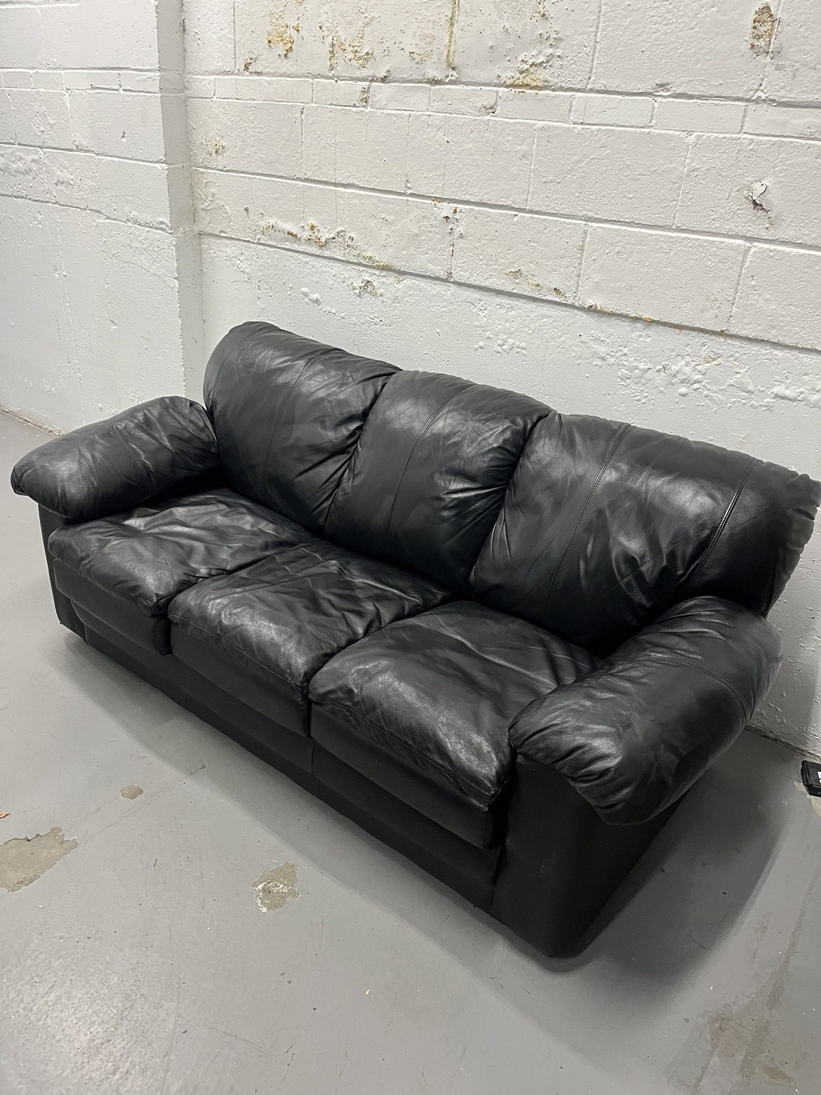 One black leather couch 180$ - photo 2