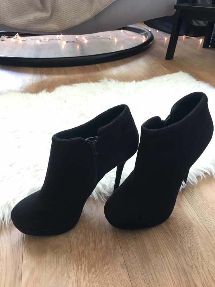 Heeled boots thumbnail