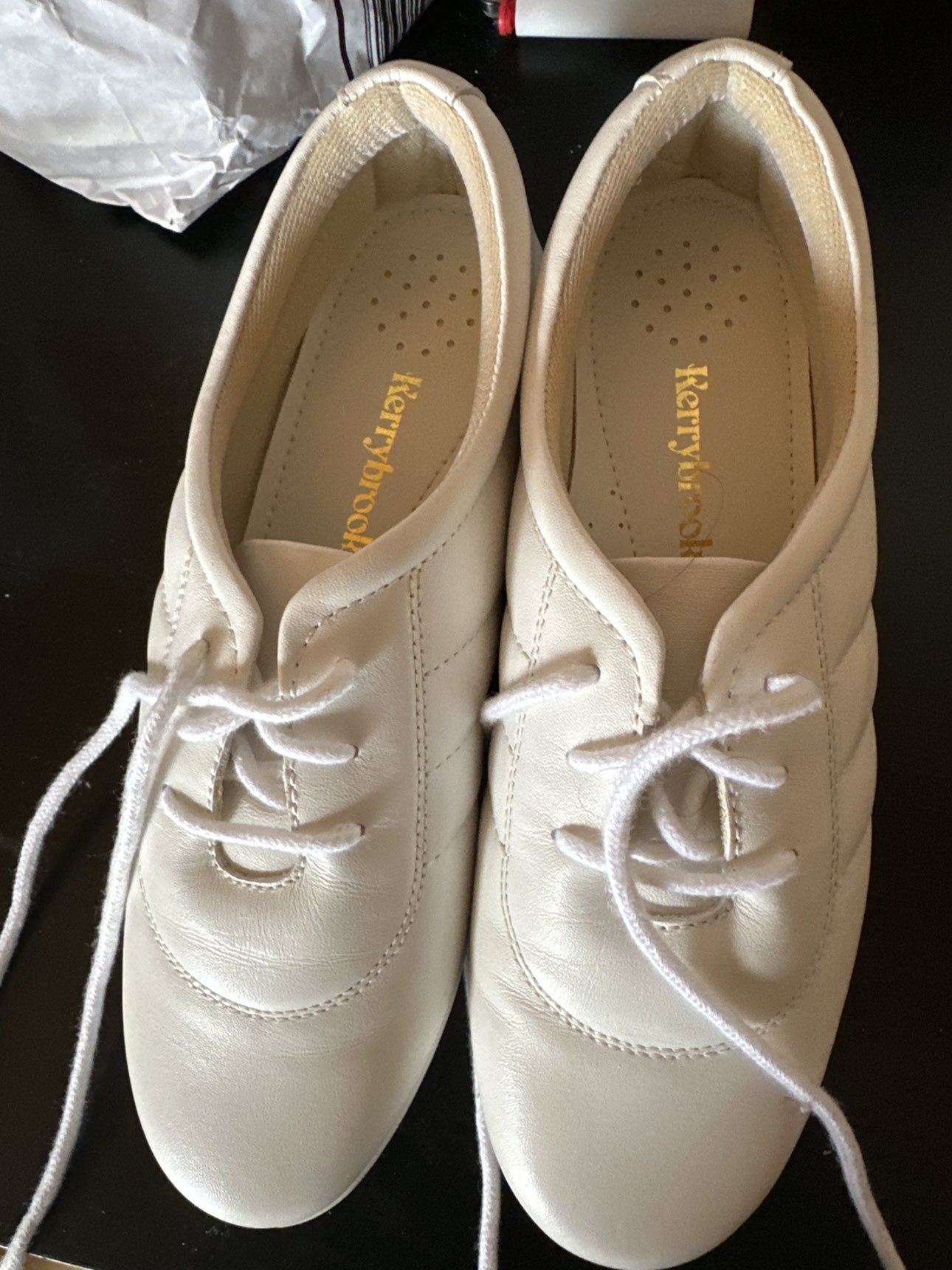 Woman sports shoes thumbnail