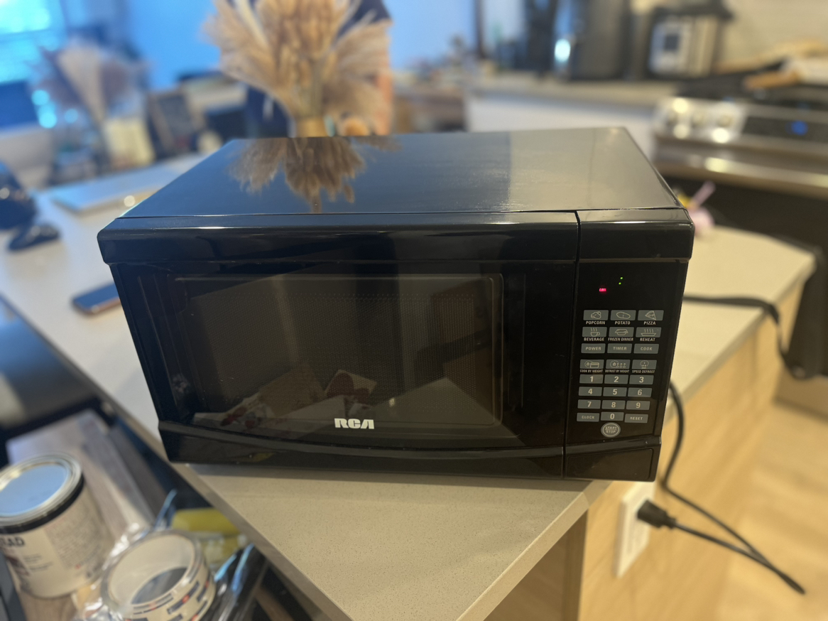 NEW counter-top RCA Microwave 700W 0.7cu.ft.