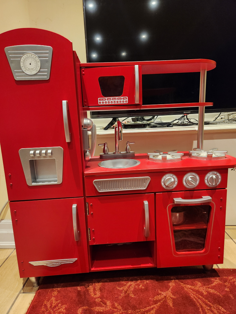 Play kitchen with accessories! thumbnail
