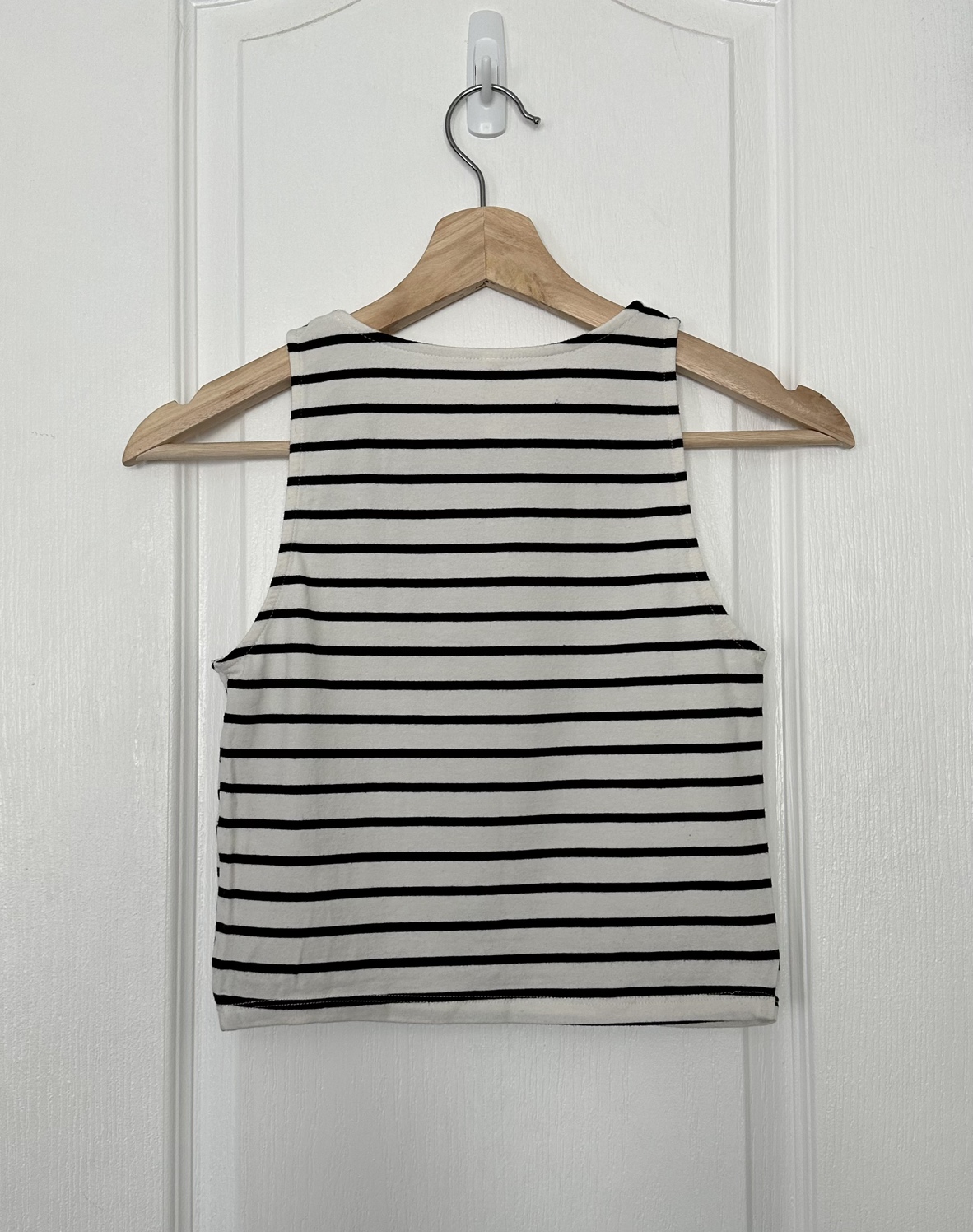 Black and white striped sleeveless crop top 🦓 • M • Stradivarius image indicator(4)