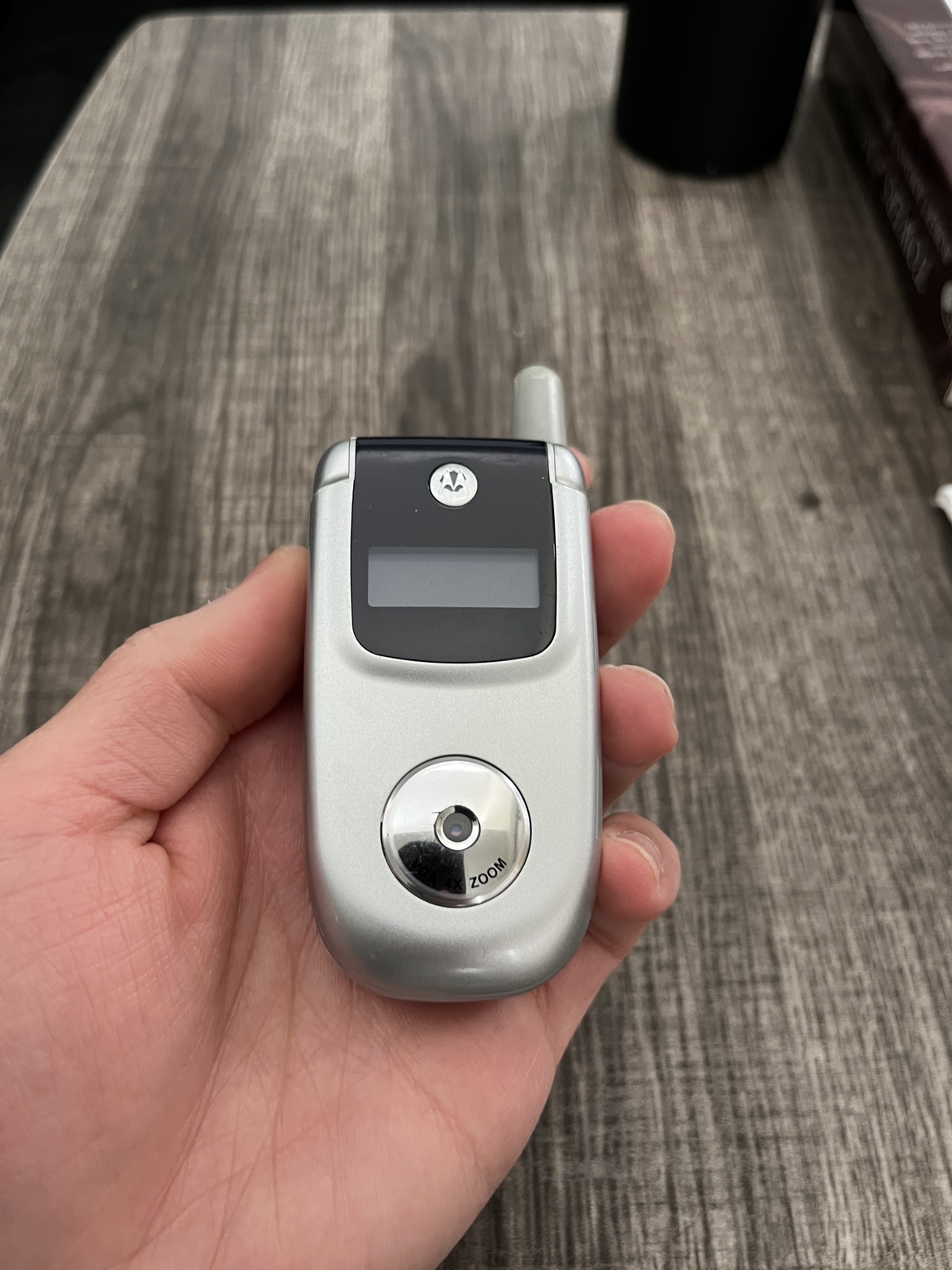 Motorola V220 Flip Phone thumbnail