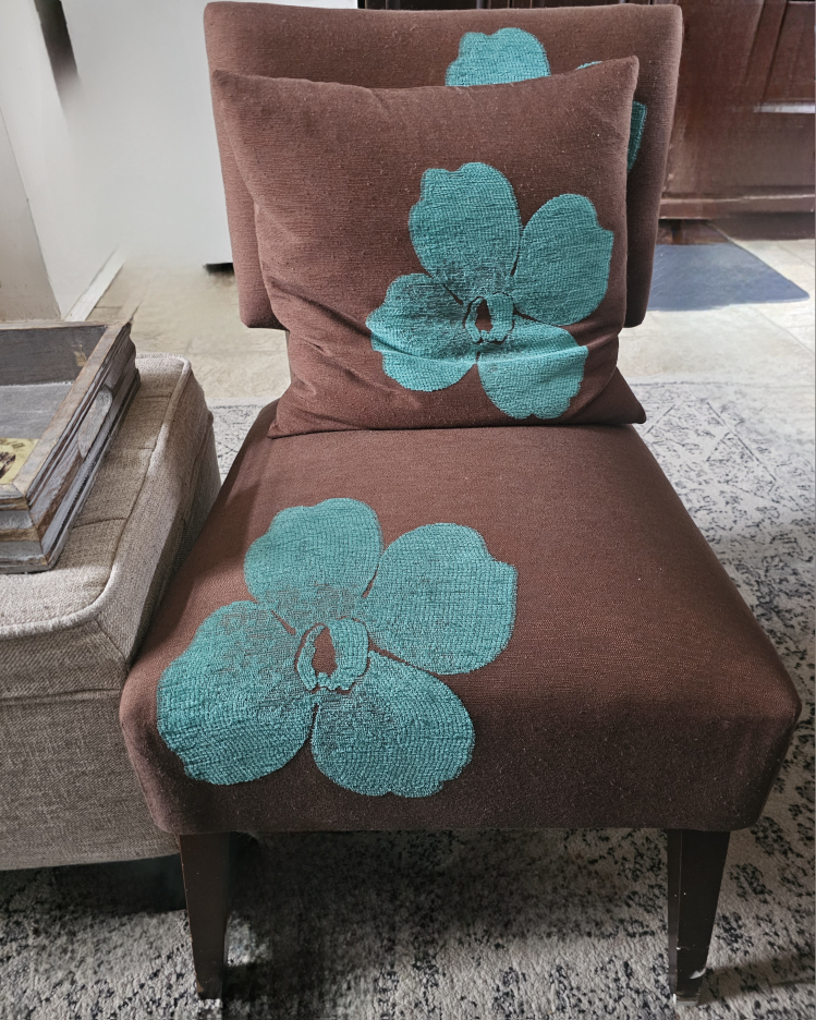 cute unique cushioned small chair - photo 3